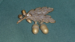 2 bronzene Plaketten (Eicheln)