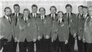 Vorstand von 1996 bis 1997: von links nach rechts: Rudi Holtgreve (3. Vorsitzender), Guido Schröer (2. Schriftführer), Werner Röper (2. Schießwart), Bernhard Kuhrs (1. Schriftführer), Michael Rhode (2. Kassenwart), Bernhard Uhlen (1. Kassenwart), Hermann Vehring (2. Vorsitzender und kommissarisch 1. Vorsitzender), Hermann Jakobs (1. Schießwart), Gerd Hennekes (Adjutant), Isidor Heidemann (Gerätewart), Hubert Nünning (Kommandeur)