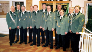 Vorstand von 1997 bis 2005: von links nach rechts: Hubert Nünning (Kommandeur), Hermann Jakobs (1. Schießwart), Isidor Heidemann (Gerätewart), Michael Rhode (2. Kassenwart), Bernhard Uhlen (1. Kassenwart), Guido Schröer (2. Schriftführer), udi Holtgreve (1. Vorsitzender), Alfons Altevers (3. Vorsitzender), Hermann Vehring (2. Vorsitzender), Werner Röper (2. Schießwart), Gerd Hennekes (Adjutant) Es fehlt: Bernhard Kuhrs (1. Schriftführer)