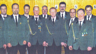 Vorstand von 2005 bis 2008: von links nach rechts: Robert Roling (Adjutant), Guido Schröer (Kommandeur), Frank Böringschulte (2.Vorsitzender), Bernhard Kuhrs (1.Schriftführer), Karl-Heinz Drees (1. Vorsitzender), Alfons Altevers (3. Vorsitzender), Bernhard Uhlen (1. Kassenwart), Hindrik Klompmaker (2. Schriftführer), Michael Rhode (2. Kassenwart), Franz Bojer (2. Schießwart), Hermann Jakobs (1. Schießwart), Ewald Lottmann (Gerätewart)